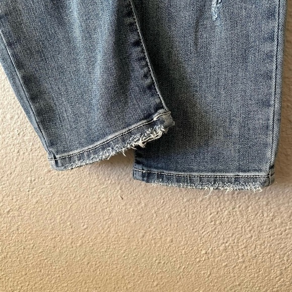 Judy Blue Skinny Fit Capri Cropped Jeans Women’s 26 Blue Distressed Mid Rise EUC - Picture 6 of 12